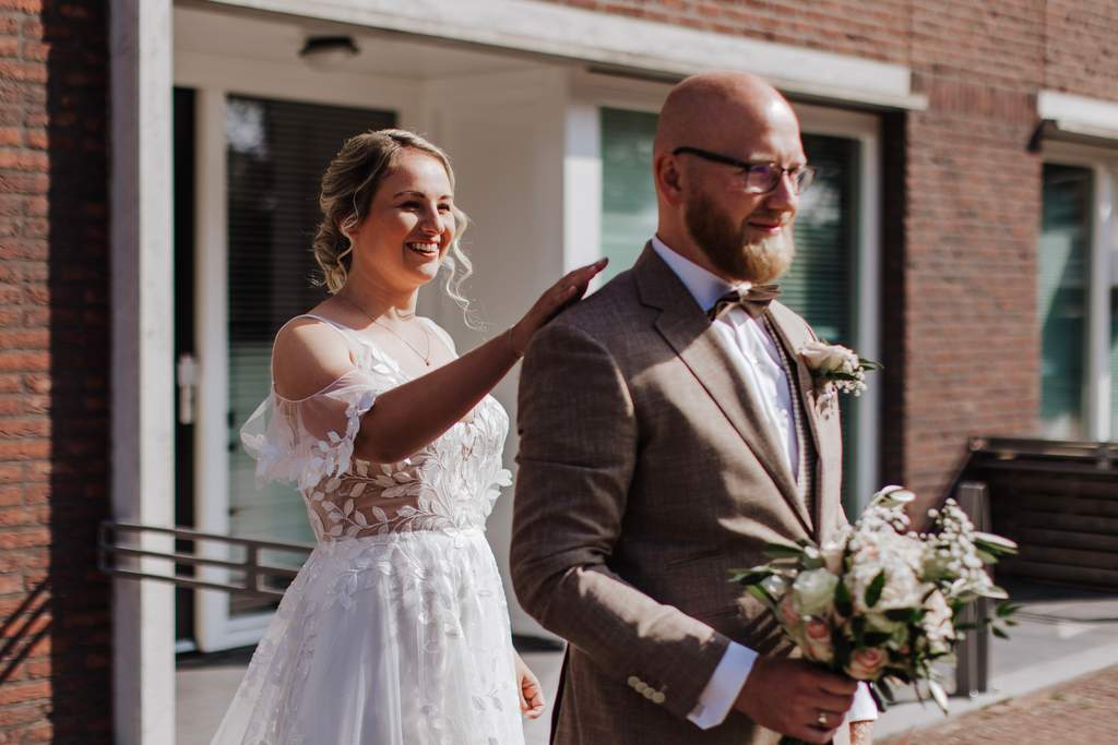 Elena speldt de corsage van Gerwin op