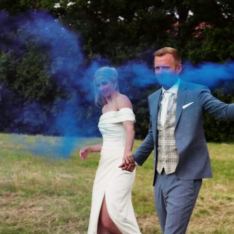 Barry en Chantal lopen hand in hand door blauwe rook