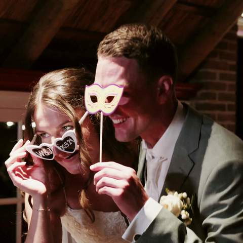 Janieke met een hartjesbril, Wesley lacht achter een feestmasker