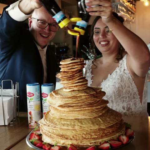 Thomas en Simone gieten stroop over hun pannenkoekentaart