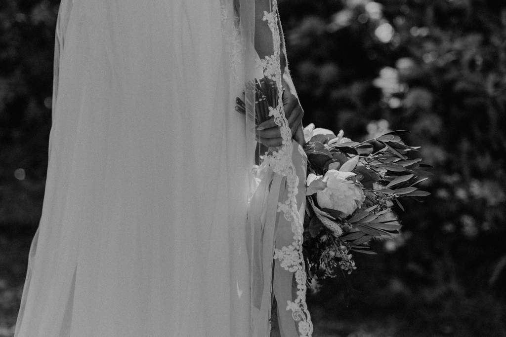Detail van de trouwjurk en sluier van Kristel in zwart-wit