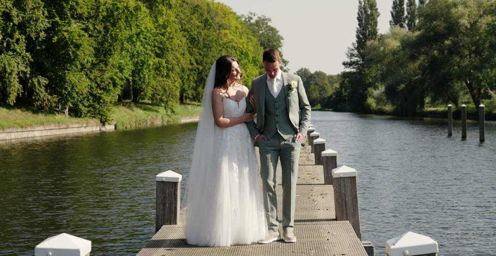 Wesley en Janieke op een steiger aan het water op hun trouwdag in Zwolle